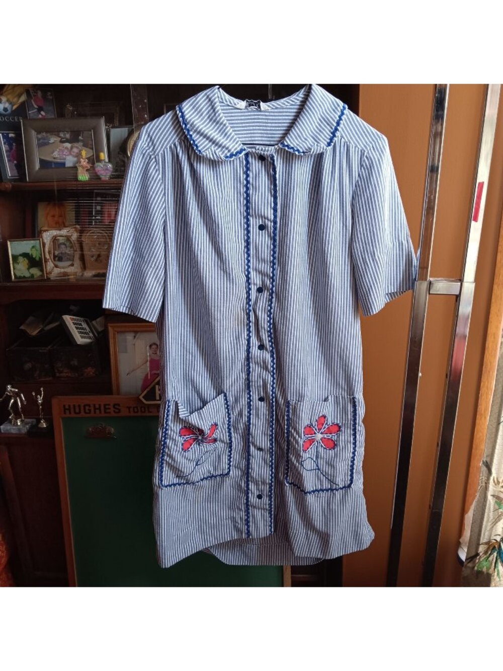 Large Vintage 1960's House Dress Snapper Embroidered Pockets Models Coat USA